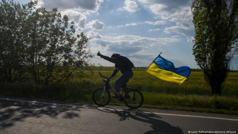 Велосипедист на сільській дорозі між Миколаївщиною і окупованою Херсонщиною