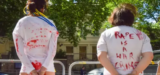 Акція протесту перед посольством РФ у Лондоні (травень 2022 року) проти зґвалтувань українських жінок російськими солдатамиФото: Vuk Valcic/imago images/ZUMA Wire