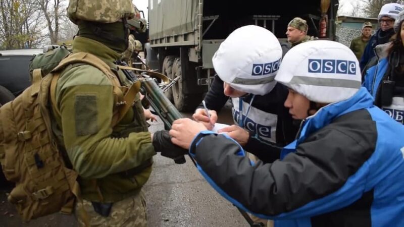 Представители ОБСЕ переписывают номера автоматов бойцов отступающей украинской армии под Золотым
