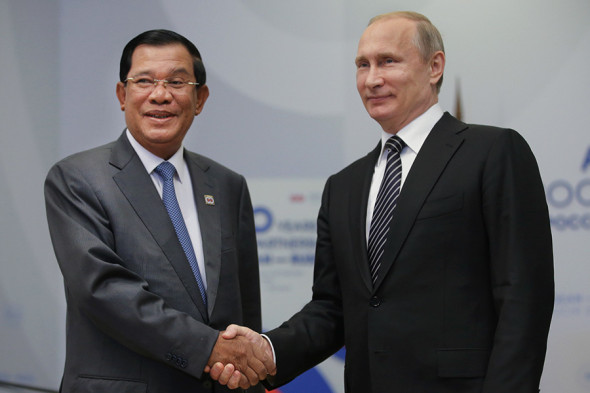 Премьер-министр Камбоджи Хун Сен и Владимир Путин в мае 2016 г. (фото AFP/Getty Images)