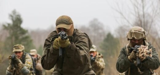 Каждый третий житель Украины готов взять в руки оружие в случае вторжения России
