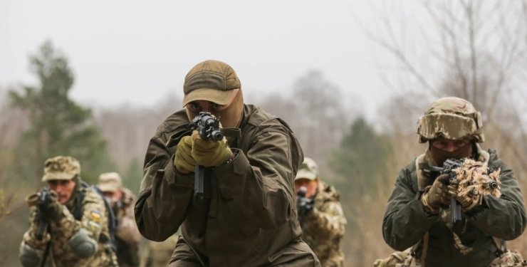 Каждый третий житель Украины готов взять в руки оружие в случае вторжения России