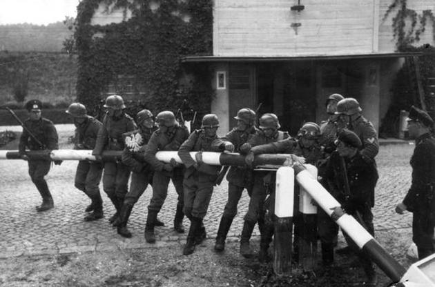 Немецкие солдаты у пограничного пункта. Сопот, 1 сентября 1939 г.