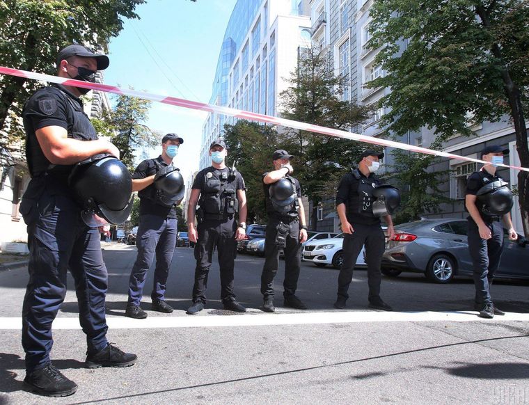 Полицейские в бронежилетах во время специальной операции по задержанию мужчины, захватившего здание Кабинета Министров, Киев, 4 августа 2021 года Фото: Александр Синица/УНИАН