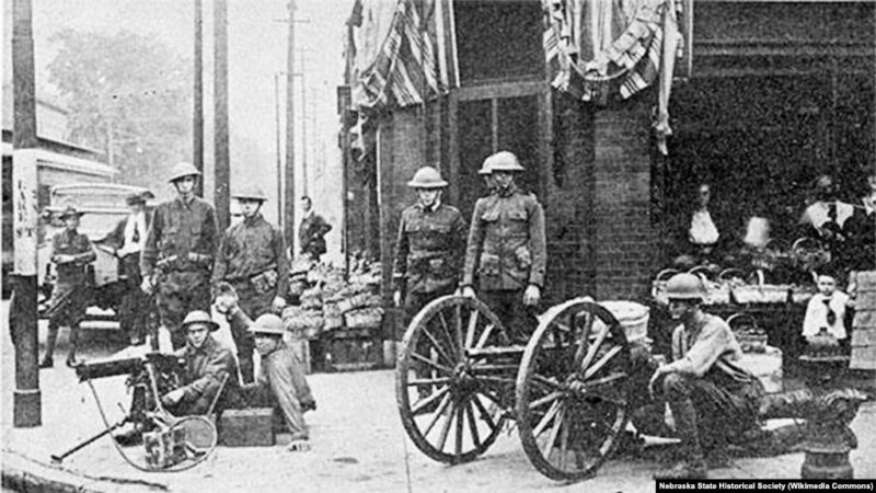 Военные охраняют деловой район афроамериканцев в Омахе, штат Небраска, после расовых беспорядков. Сентябрь 1919