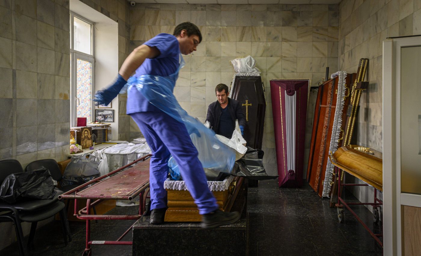 Работники морга в Киеве упаковывают тело Мирона Зваричука в пластиковый пакет. Фото: Christopher Occhicone