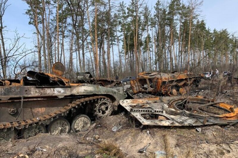 Розбита техніка рашистів в українському лісі фото: BBC
