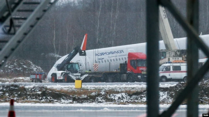 4 января 2017, на месте аварийно-спасательных работ в аэропорту Храброво, самолет А321 авиакомпании "Аэрофлот" выкатился за пределы поля