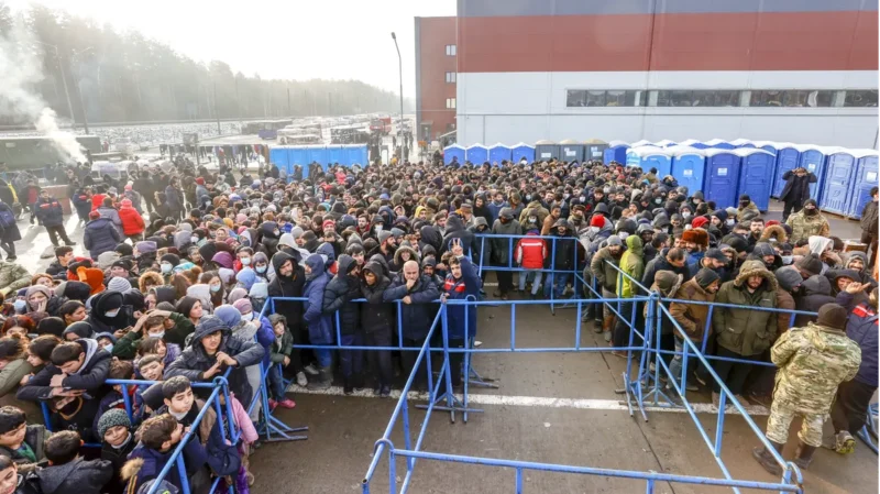 Мигранты на белорусско-польской границе. Фото: Getty Images