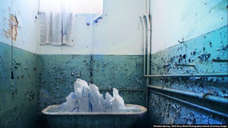 Таяние льда зимой в заброшенном доме на севере Италии. Фото заняло 3-е место на международном конкурсе Sony World Photography Awards
