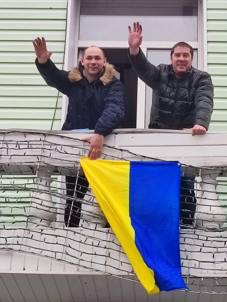 Юрій Марчук та Андрій Ткачук вивісили прапор України на будівлі Гостомельської селищної ради 