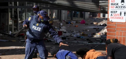 Волна мародерства и насилия в ЮАР в июле 2021 года