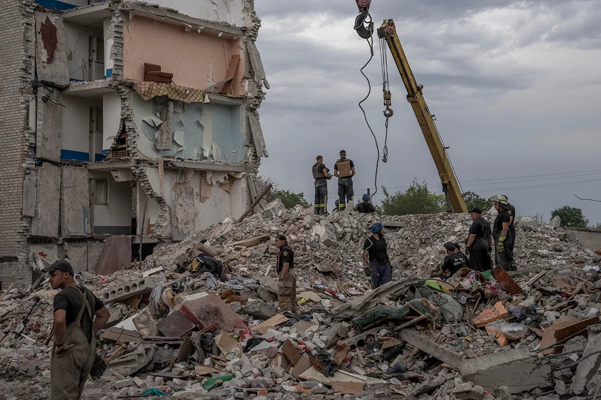 Российский удар по городу Часов Яр в Донецкой области полностью разрушил два подъезда пятиэтажного жилого дома, пострадала еще одна пятиэтажка. Фото: Nariman El-Mofty / AP / Scanpix / LETA