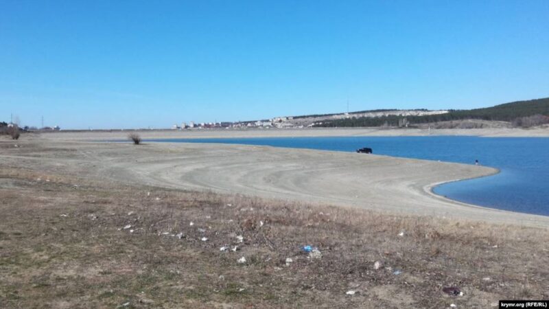 Военным хватает. Волнует ли Кремль снабжение оккупированного Крыма водой?