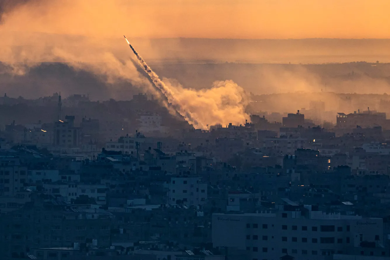 Ракети з Гази летять у бік Ізраїлю. Said Khatib / AFP / Scanpix / LETAFatima Shbair / AP / Scanpix / LETA