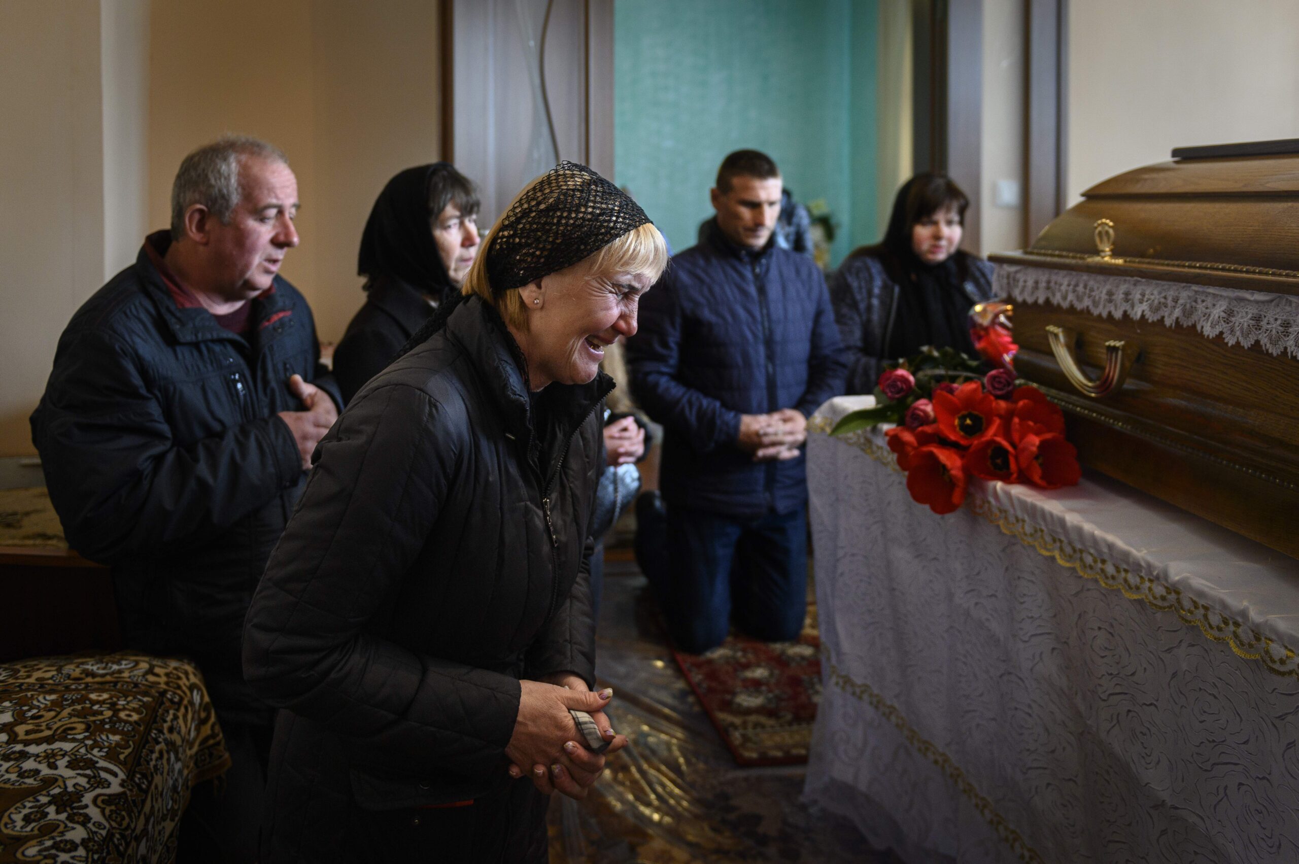 Сестра Мирона Зваричука Ирина во время похорон. Фото: Christopher Occhicone