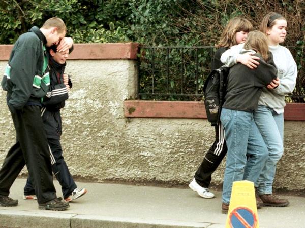 Ученики, пережившие стрельбу в школе в Данблейне. После неё в Великобритании запретили частное владение оружием Фото PA