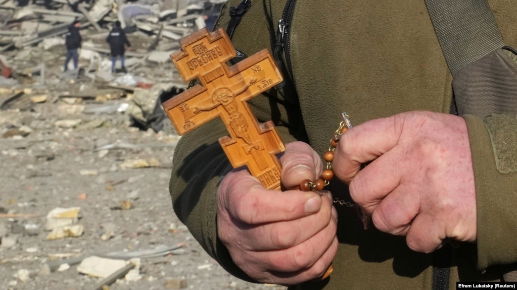 Священники розповідають, що військові РФ катуваннями намагаються схиляти до співпраці