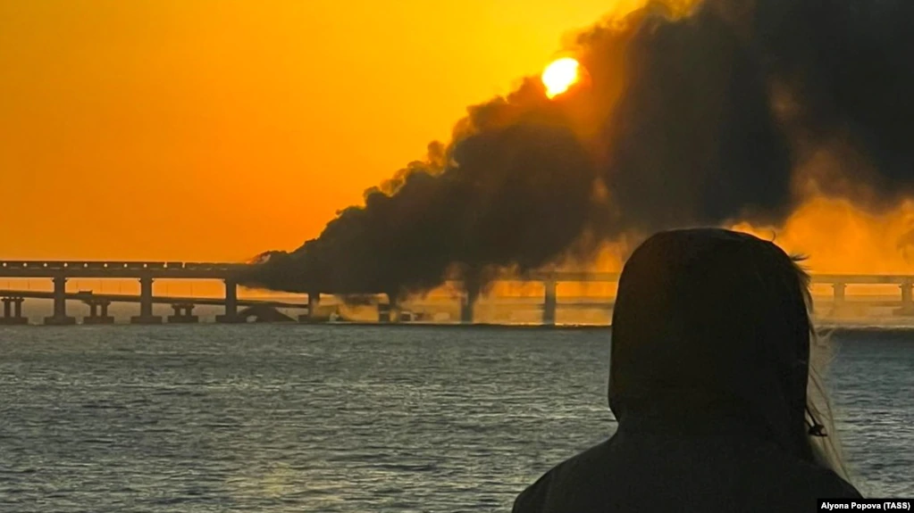 Пожар после взрыва на Керченском мосту, 8 октября 2022 года. Иллюстрационное фото