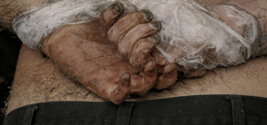 Безжизненное тело мужчины со связанными за спиной руками лежит на земле в Буче, Украина, воскресенье, 3 апреля 2022 года. (AP Photo/Vadim Ghirda)