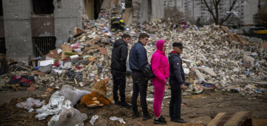 Жители Чернигова возле своего разрушенного российскими бомбами дома в одном из районов города. 22 апреля 2022 года Фото: Emilio Morenatti / Associated Press / East News
