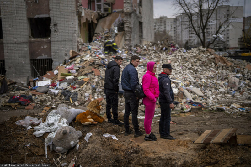 Жители Чернигова возле своего разрушенного российскими бомбами дома в одном из районов города. 22 апреля 2022 года Фото: Emilio Morenatti / Associated Press / East News