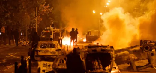 Столкновения с полицией в парижском пригороде Нантере. 30 июня 2023 года. REUTERS - GONZALO FUENTES