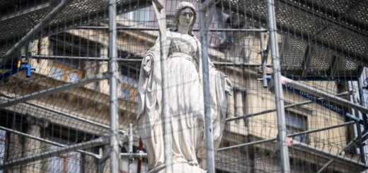 Статую Марії видно крізь захисні риштування, коли місто намагається захистити свою спадщину від потенційних авіаударів 20 квітня 2022 року у Львові, Україна. © Леон Ніл/Getty Images
