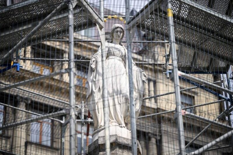 Статую Марії видно крізь захисні риштування, коли місто намагається захистити свою спадщину від потенційних авіаударів 20 квітня 2022 року у Львові, Україна. © Леон Ніл/Getty Images