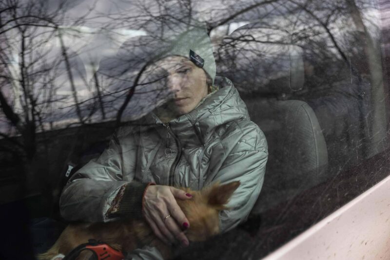 Жінка тримає собаку під час евакуації з дому через російське вторгнення 6 березня 2023 року в Куп’янську, Україна. © Джон Мур/Getty Images