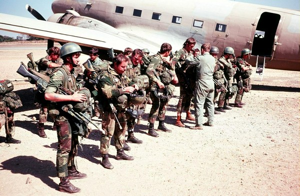 Родезийская лёгкая пехота перед отправкой на боевое задание. Конец 1970-х​Фото Родезийских сил безопасности