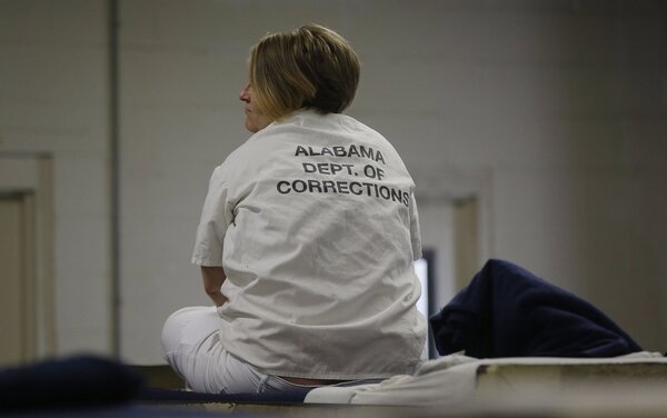 Заключенная сидит на своей кровати в специальном отделении для ВИЧ-положительных в тюрьме Джулии Тутвилер для женщин. Ветампка, штат Алабама. Фото Дэйва Мартина (AP/Rex)