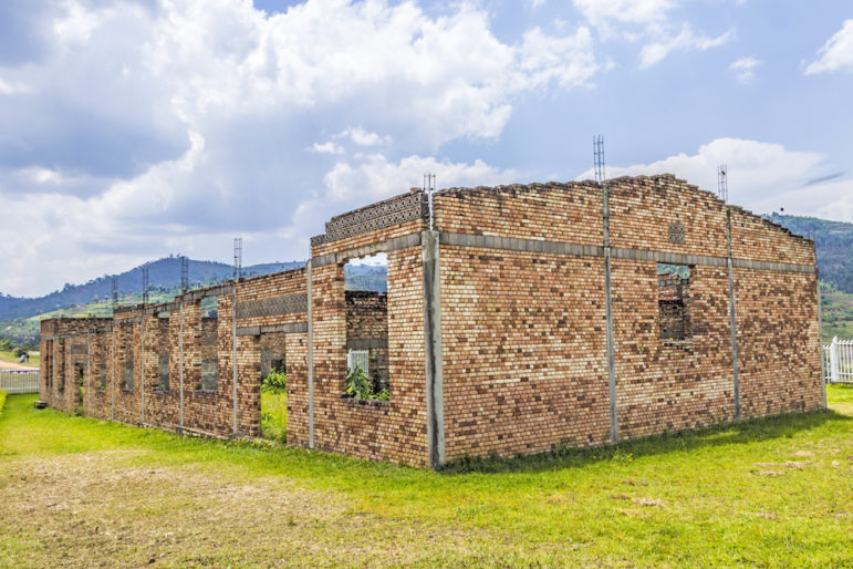 Могила в Бутаре, Руанда, 2012 г. Геноцид в Руанде в 1994 году привел к жестокому убийству 800 000 человек. Источник: Shutterstock