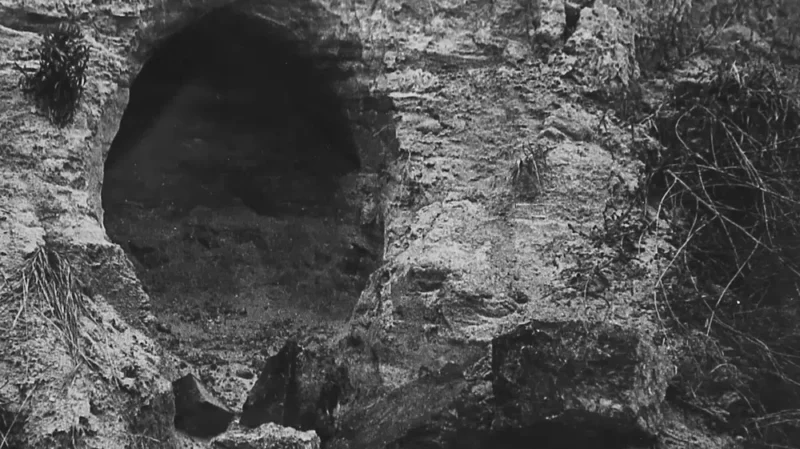 Бабий Яр. Остатки печей и пещера, где укрывались заключенные, сжигавшие трупы. Фото: ГАРФ