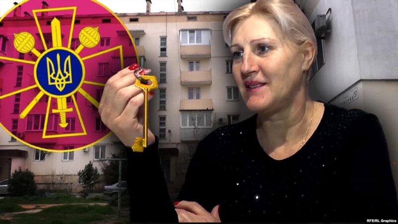 Бывшая украинская военная Татьяна Шевчук с ключом от служебной квартиры в Севастополе. Коллаж