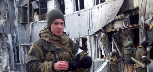 Один из освобожденных боевиков — Роман Джумаев — запечатлел себя на память возле разрушенного россиянами терминала Донецкого аэропорта.