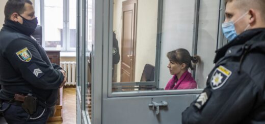 Анастасия и конвоиры в зале суда Фото: Александр Хоменко / hromadske