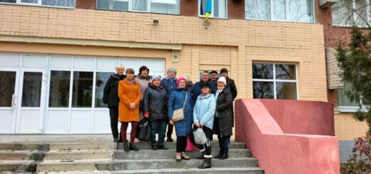Колектив навчального закладу в листопаді після підняття українського прапору над школою