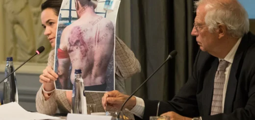 Светлана Тихановская демонстрирует в Брюсселе фотографию человека, избитого силовиками в Беларуси. Сентябрь 2020 года Фотография: Stephanie Lecocq (EPA-EFE)