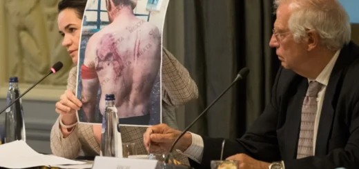 Светлана Тихановская показывает фотографии избитых в СИЗО людей во время неформального завтрака с министрами иностранных дел ЕС в Брюсселе, 21 сентября 2020 года
