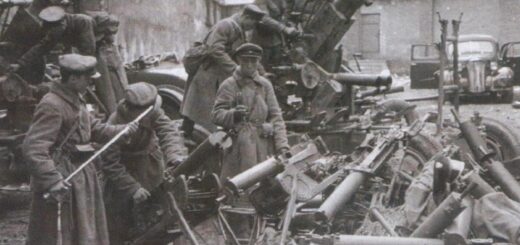 Красноармейцы с трофейным польским оружием в Бресте (сентябрь 1939 года)foto:wikipedia/public domain