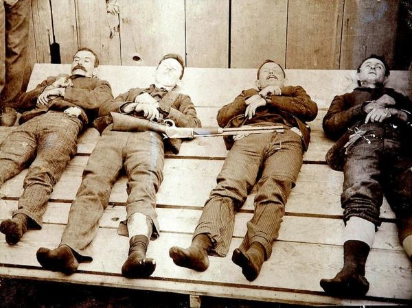 Убитые участники банды Далтонов Фото из зала искусств Крамеров в Черривейле (Канзас)