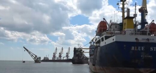 Як російські окупанти обкрадають Україну через порти Бердянська і Маріуполя
