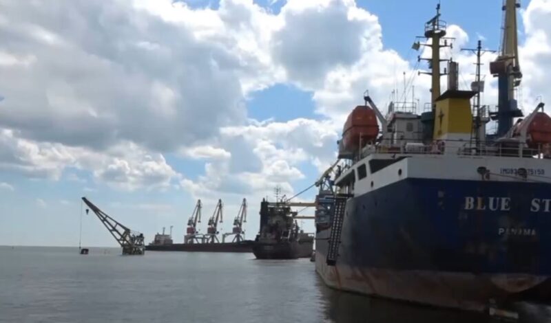 Як російські окупанти обкрадають Україну через порти Бердянська і Маріуполя