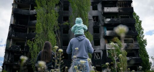 Семья смотрит на разрушенное здание в Бородянке, Украина. Фото: Dominic Chiu / SOPA / Reuters