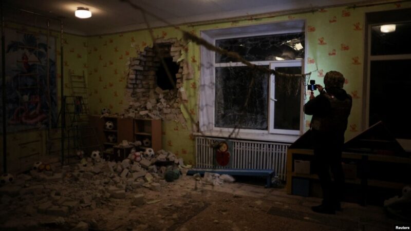 Россияне обстреляли детсады и школы на Донбассе: что произошло 17 февраля и чего ждать дальше