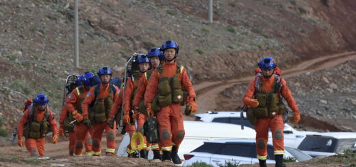 Спасатели в поисках пропавших в марафоне Фото Xinhua News Agency