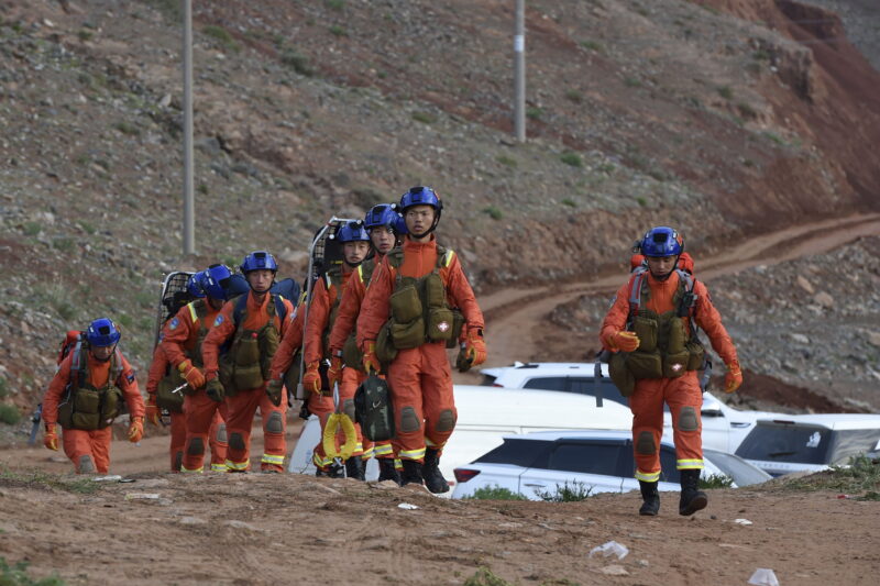 Спасатели в поисках пропавших в марафоне Фото Xinhua News Agency
