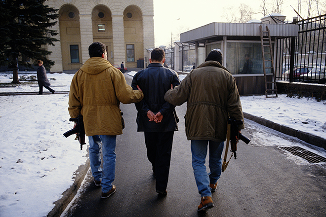 Сотрудники МВД в штатском ведут задержанного мужчину в наручниках. Москва, 1987 год © Dod Miller / Getty Images
