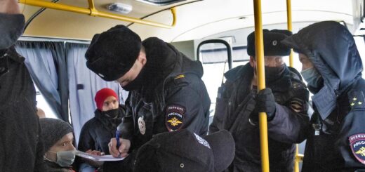 Задержанные в одном из автобусов полиции во время акции в поддержку Алексея Навального в Казани 23 января 2021 года. Фото: Данила Егоров / Коммерсантъ